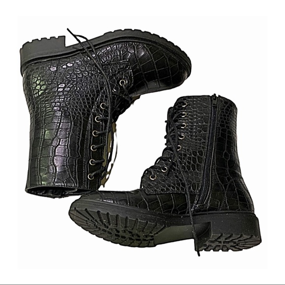 Shoe Dazzle Boots NEW Utilitarian Combat Boot ‘TRIS’ Black Croc Textured Size 6 - Picture 3 of 9